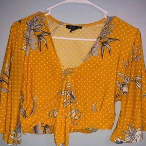 Yellow crop top w/ short kimono sleeves 🌻